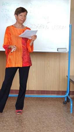 Současný člověk žvaní a žvaní ...