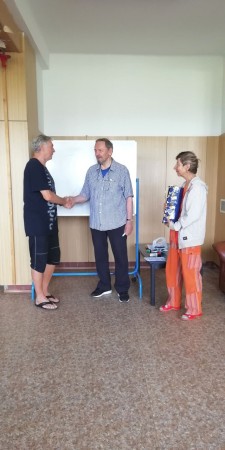 Ano, "já su skromné a poslušné (bévalé)  hoch".