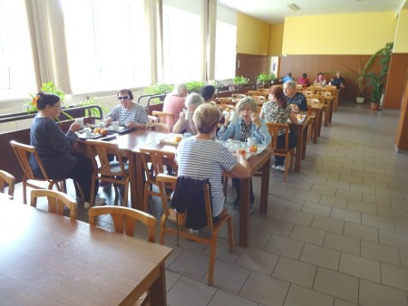 Je povoleno jíst bez roušek!
