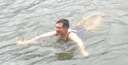 Sama lékařka, předává neduhy i v zimě vodě...