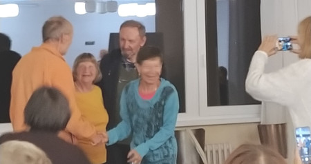 Dlouze děkuje a nechce mě pustit...