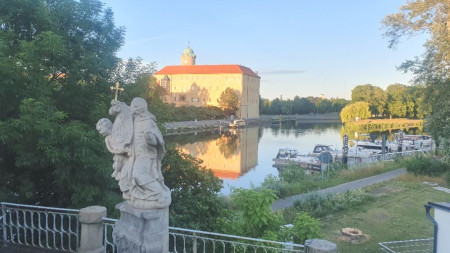 Přijíždějící autem vítá majestát zámku