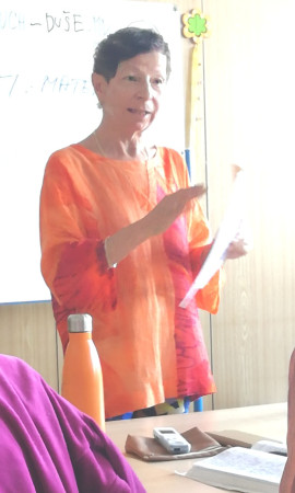 Jana teorii srozumitelně zobecňovala 