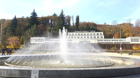 Vítá nás  krásná kolonáda